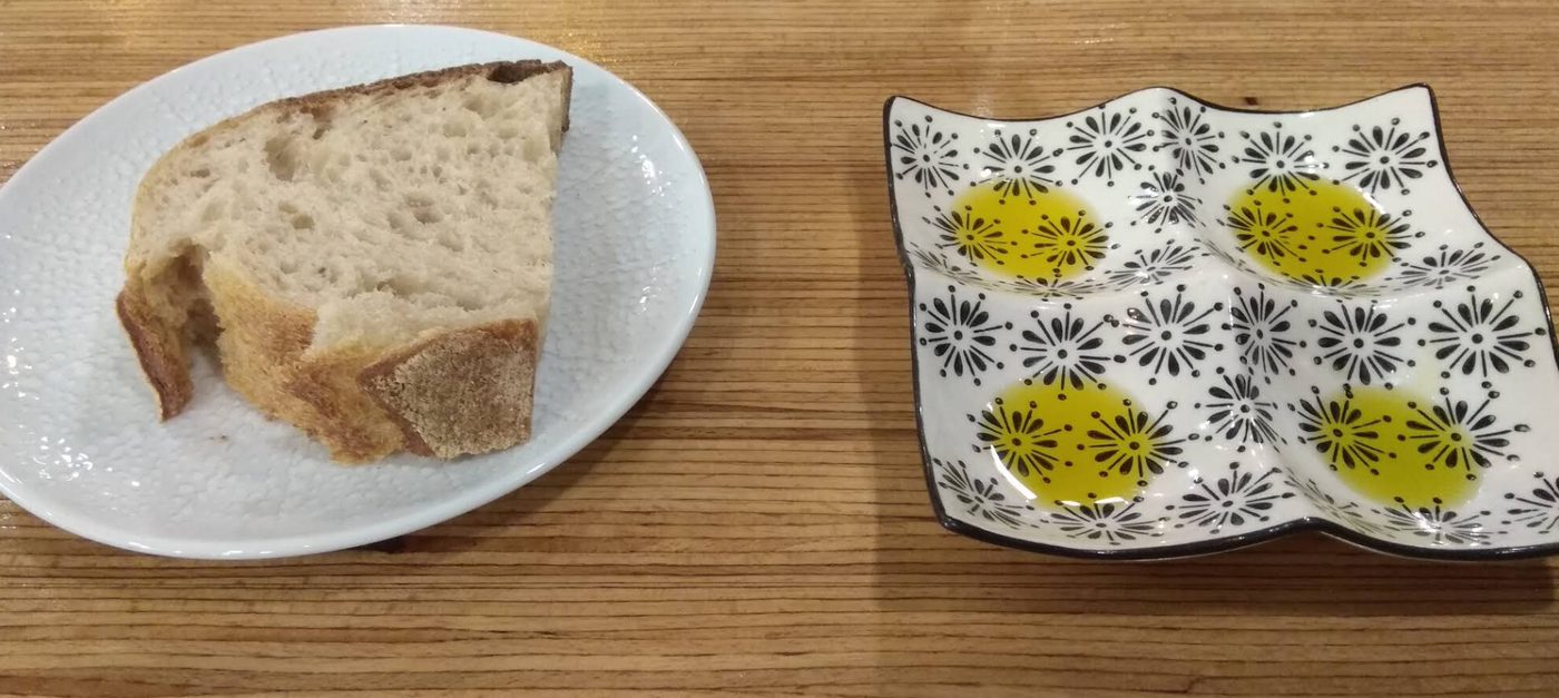 Aperitivo del restaurante ReComiendo (1 Estrella Michelín, Córdoba): pan artesanal y cuenco de cerámica con pocillos de aceite de oliva virgen extra